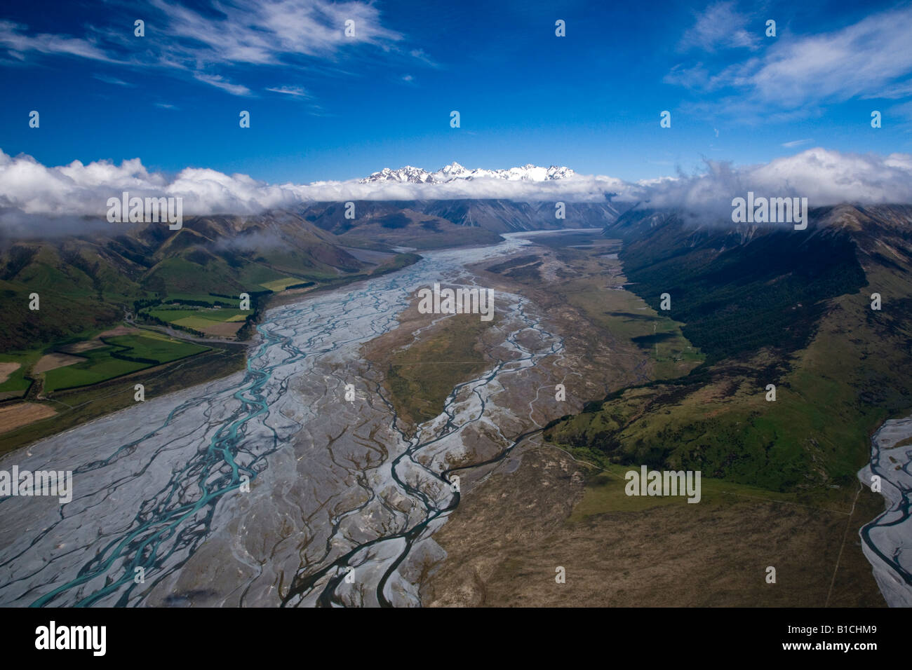 Panorama Luftbild von Türkis geflochtenes Waimakariri Fluss von oben Wolken läuft durch Arthur's Pass in Canterbury Südinsel Neuseeland Stockfoto