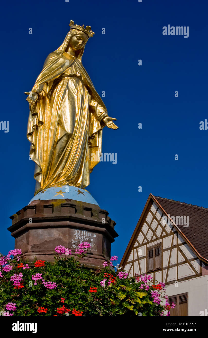 Jungfrau Maria-Statue im elsässischen Dorf, Frankreich Stockfoto