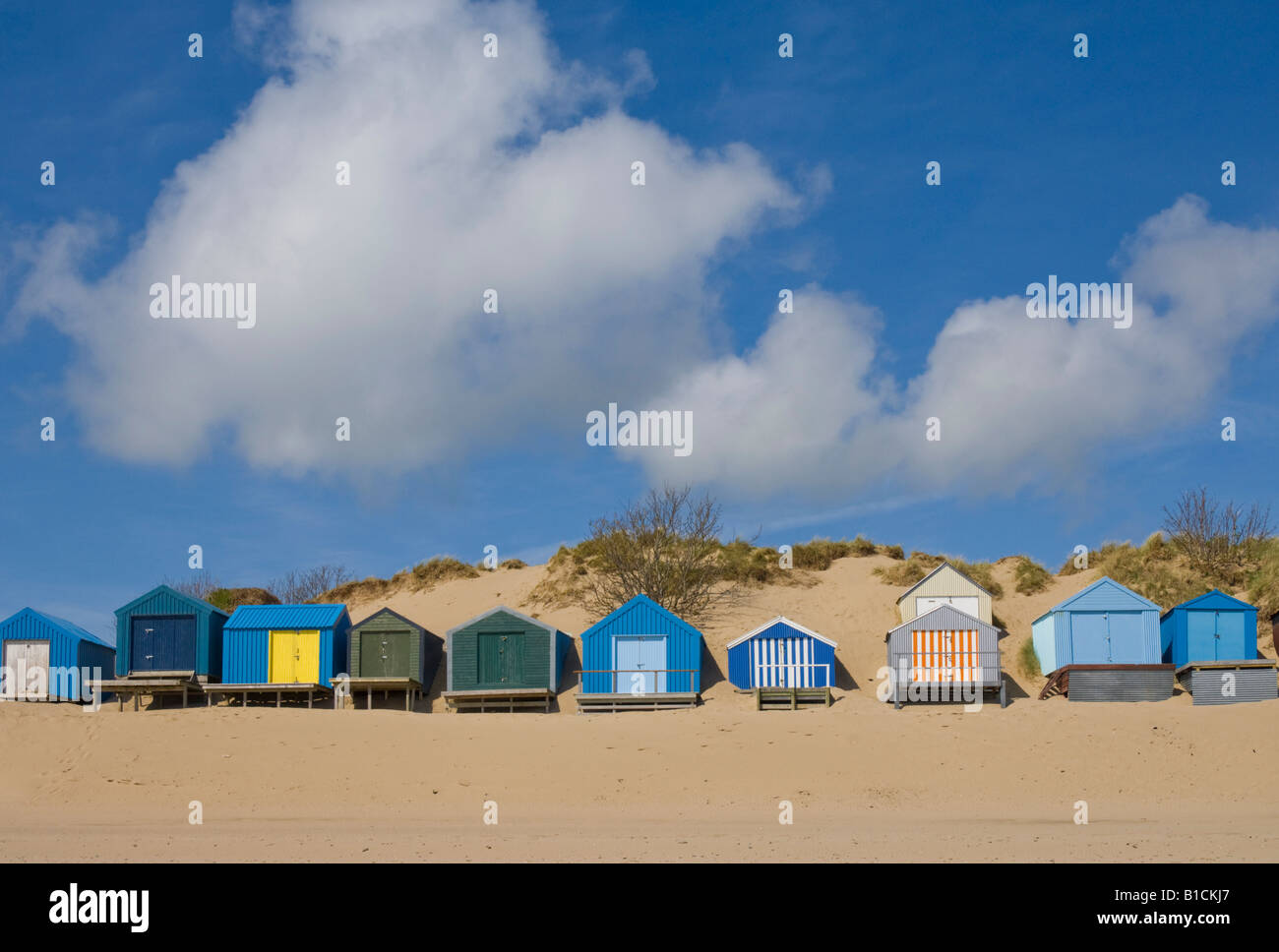 Mehrfarbige Strandhütte in den Dünen Abersoch Llyn Halbinsel Gwynedd North Wales Großbritannien GB EU Europa Stockfoto