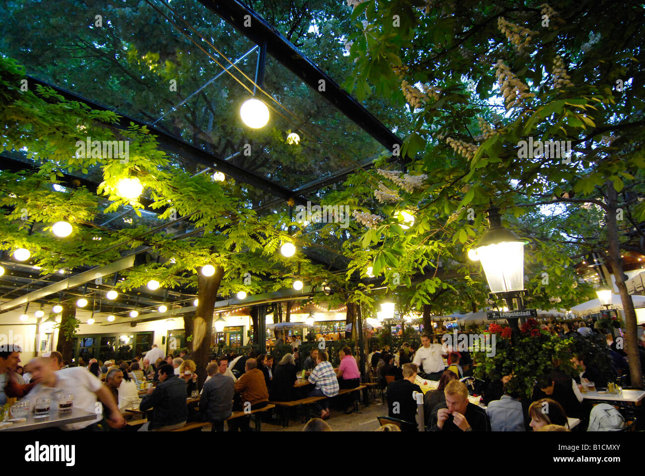 Menschen im Biergarten Schweizerhaus im Wiener Vergnügungspark Wiener