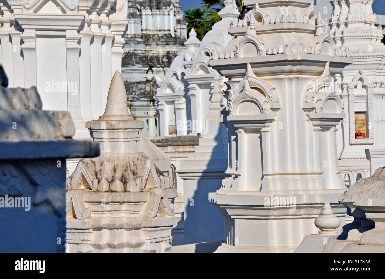 Stupas im Wat Suan Dok, Thailand, Chiang Mai Begraebnisstaetten Stockfoto