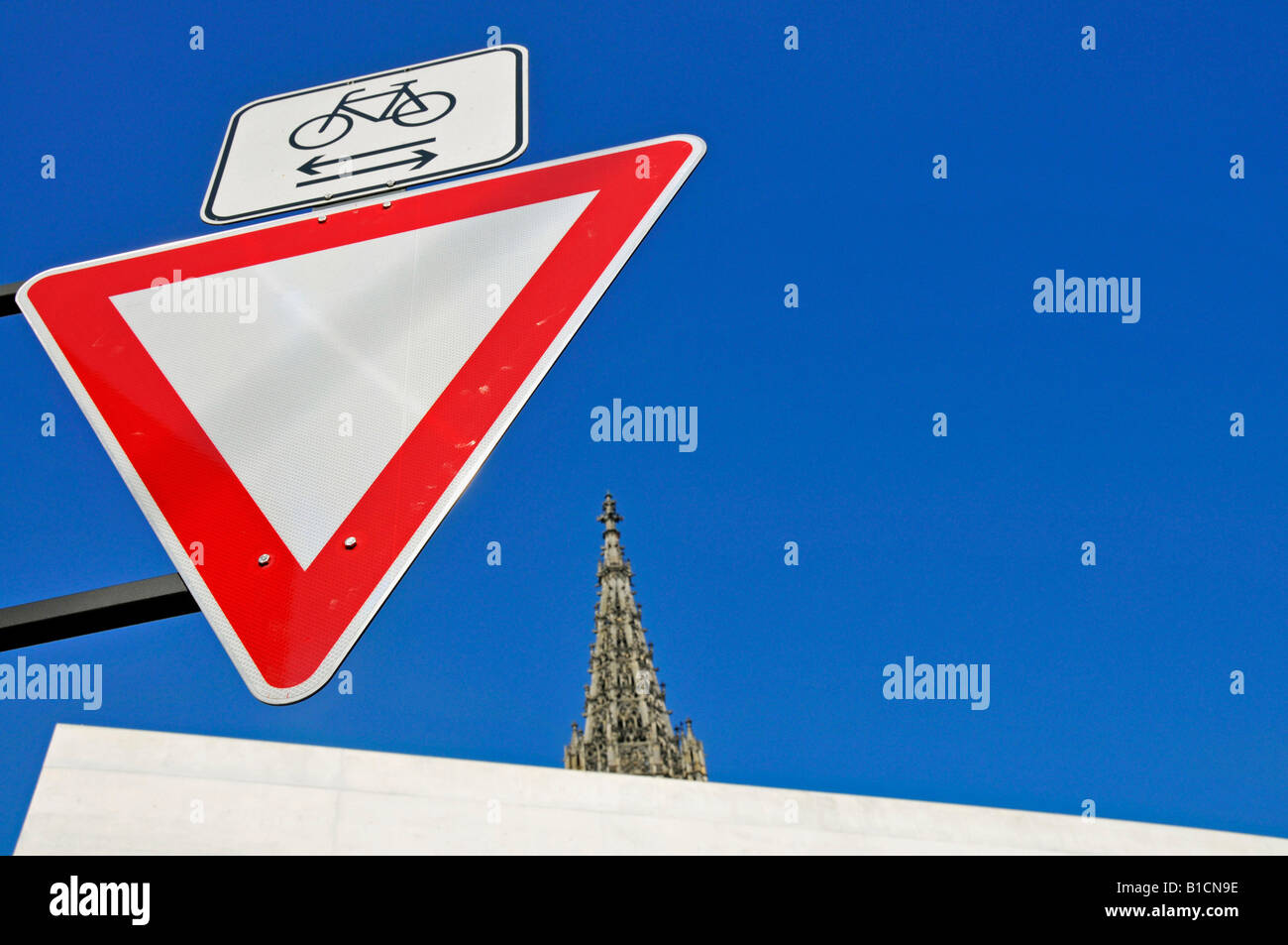 Verkehr-Sig geben Weg und Fahrräder von beiden Seiten, Deutschland, Baden-Württemberg, Ulm Stockfoto