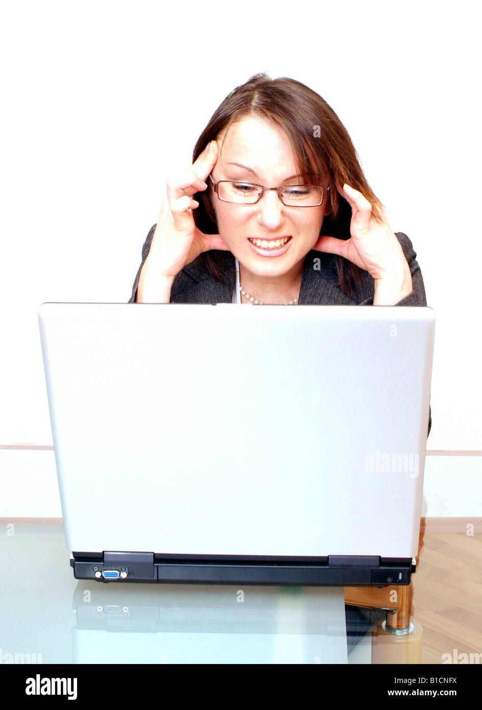 angespannte Geschäftsfrau mit laptop Stockfoto