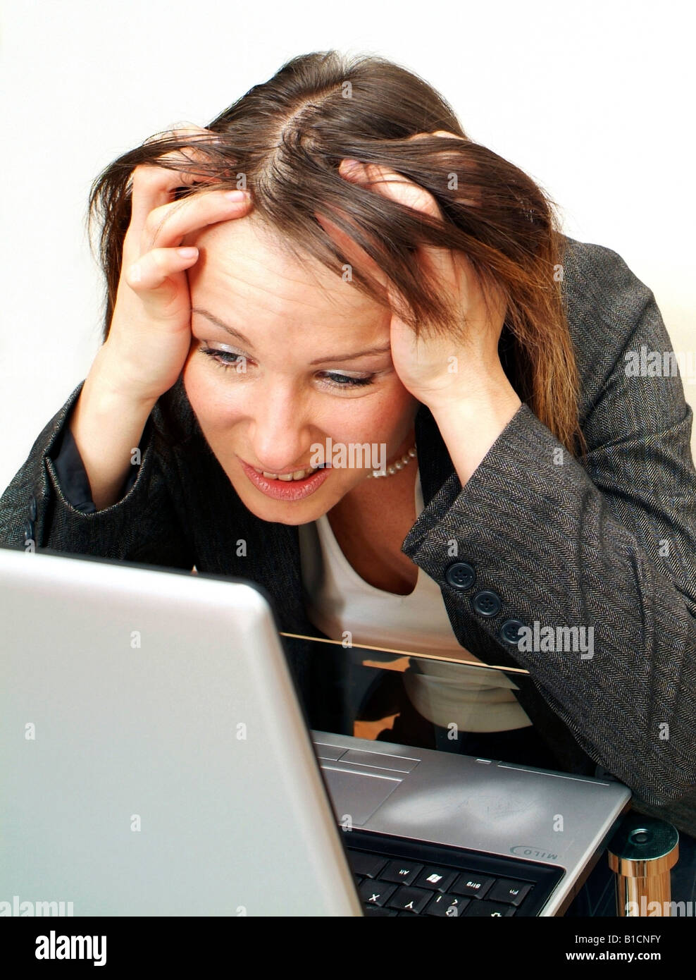 jung, verzweifelte Business-Frau mit laptop Stockfoto