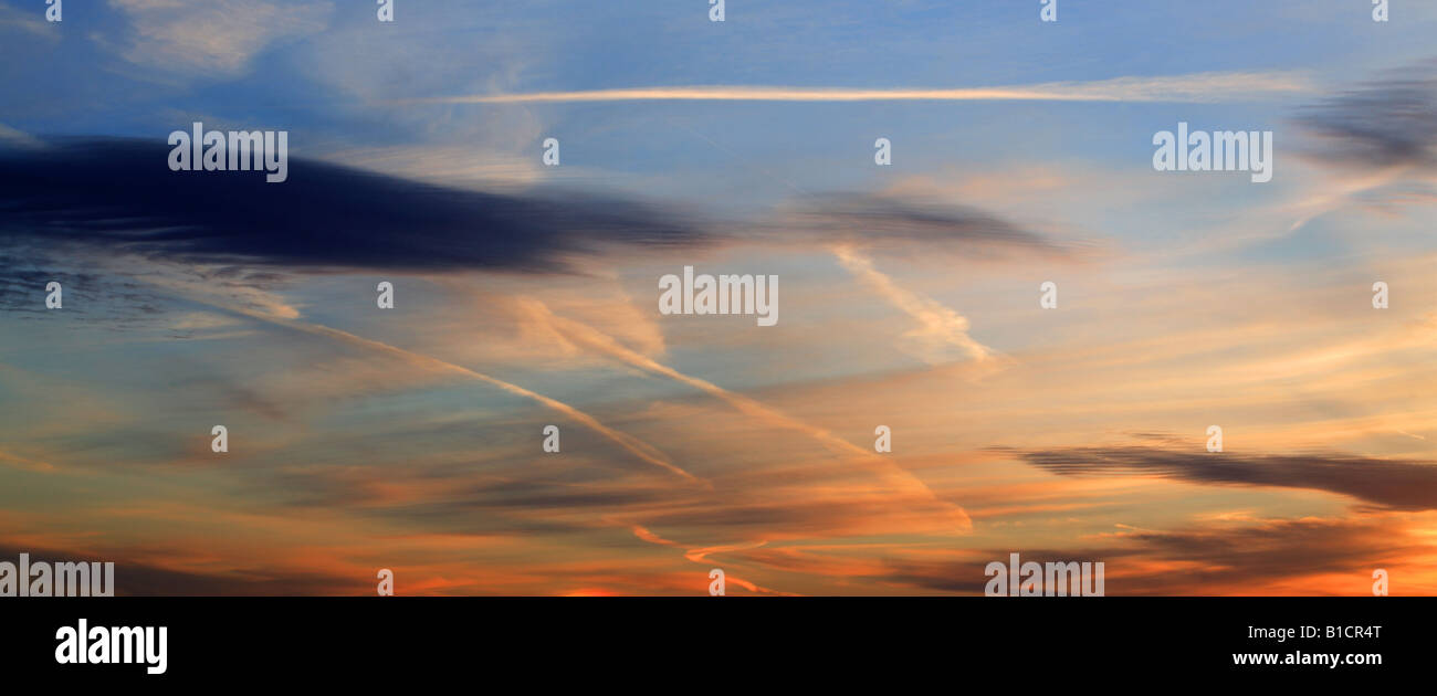 Unglaublich farbenfrohen Sonnenuntergang über Leeds, West Yorkshire Stockfoto