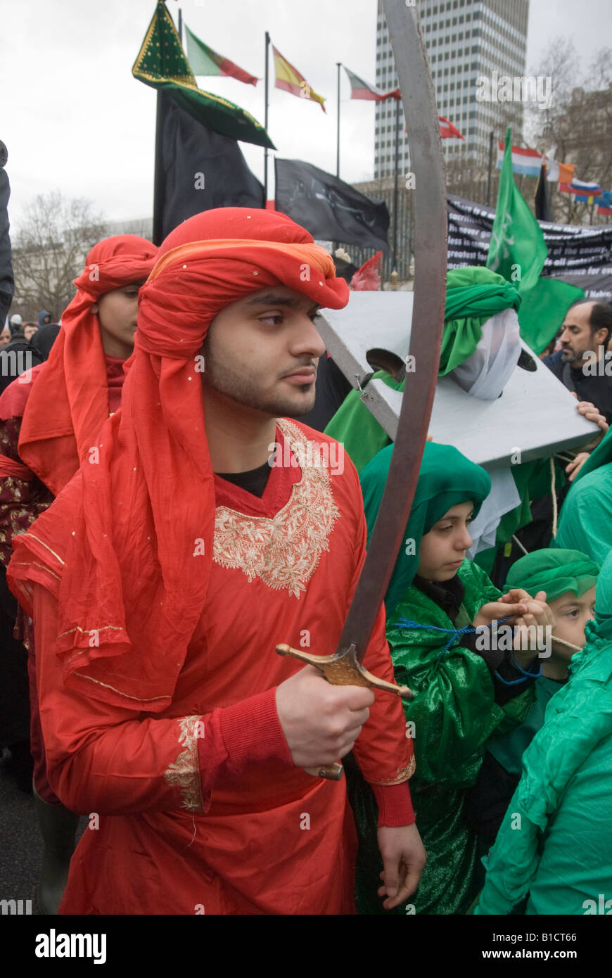 Shia muslimische Kinder in grün mit Entführern Erlass des langen Marsches der Gefangenen nach Karbala Massacare rot Stockfoto