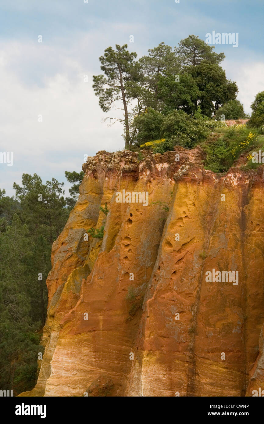 Ockerfarbenen Felsen bei Roussillon in der Luberon Gegend Frankreichs, wo rohe Pigment für Künstler Farben vor Kunststoffe abgebaut wurde. Stockfoto