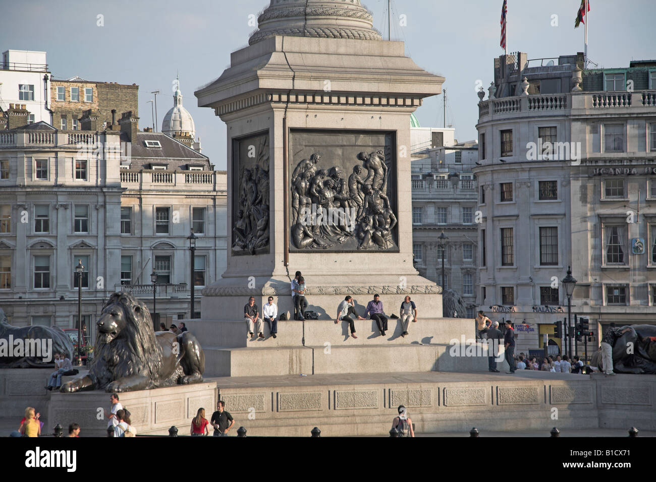 Menschen an Basis der Nelsonsäule Trafalgar Square, London, England Stockfoto