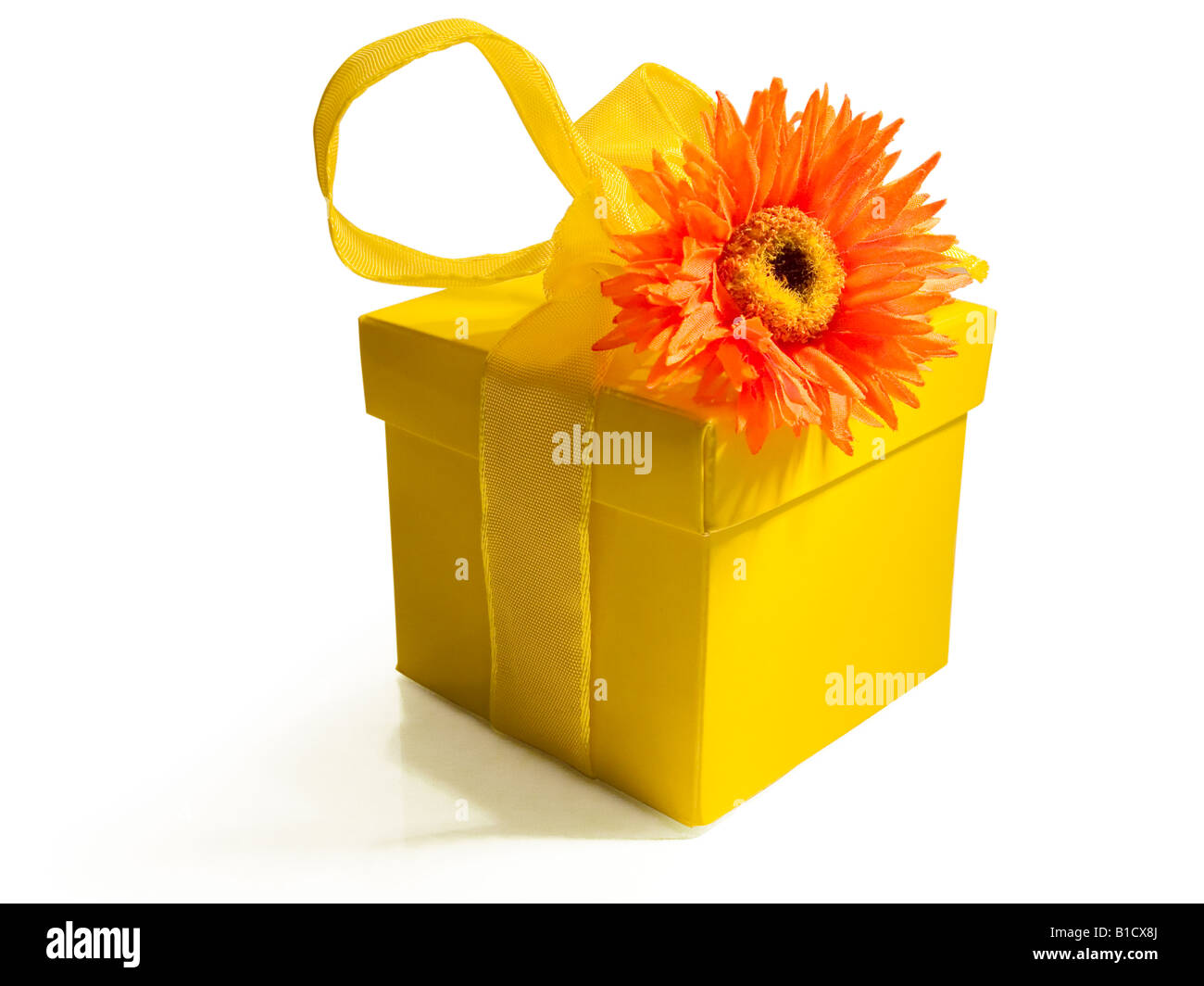 Foto von einem gelben Paket mit einer Blume verziert Stockfoto