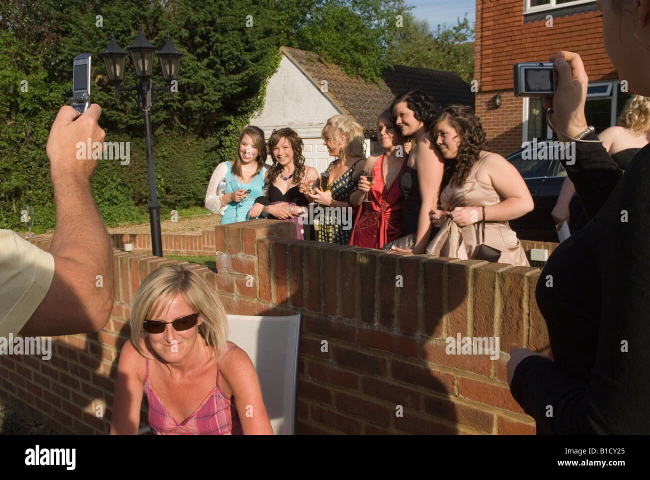 Abschlussball Party sechzehn Jahre alte Teenager-Mädchen an einem Schulabschluss Ende des Jahres Surrey England vor der Abreise für die Schule Veranstaltungsort. 2008 2000ER UK HOMER SYKES Stockfoto