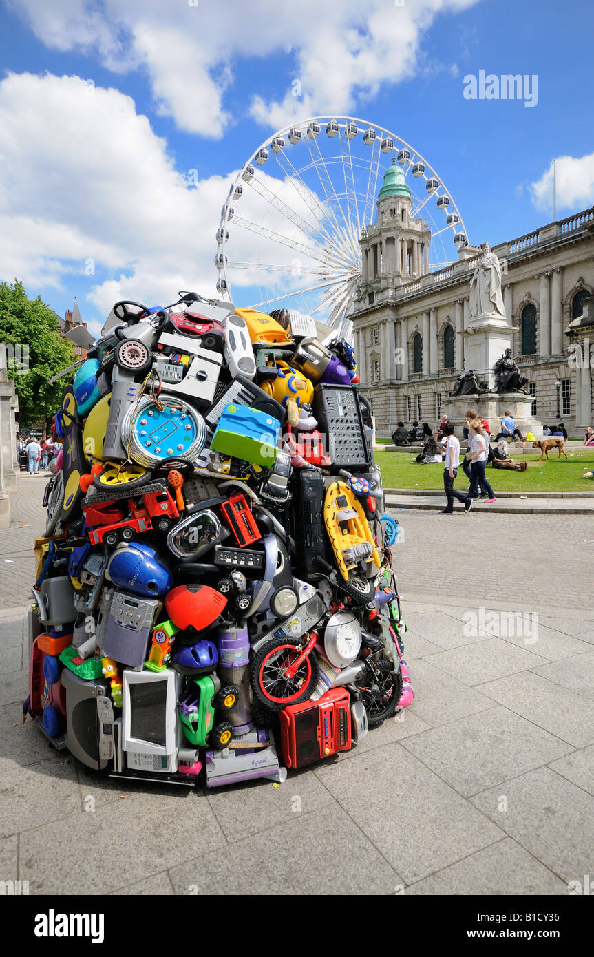 Elemente, die sein können zu recyceln, auf dem Gelände der Belfast City Hall Park der jährliche Abfall Woche angezeigt wird Stockfoto