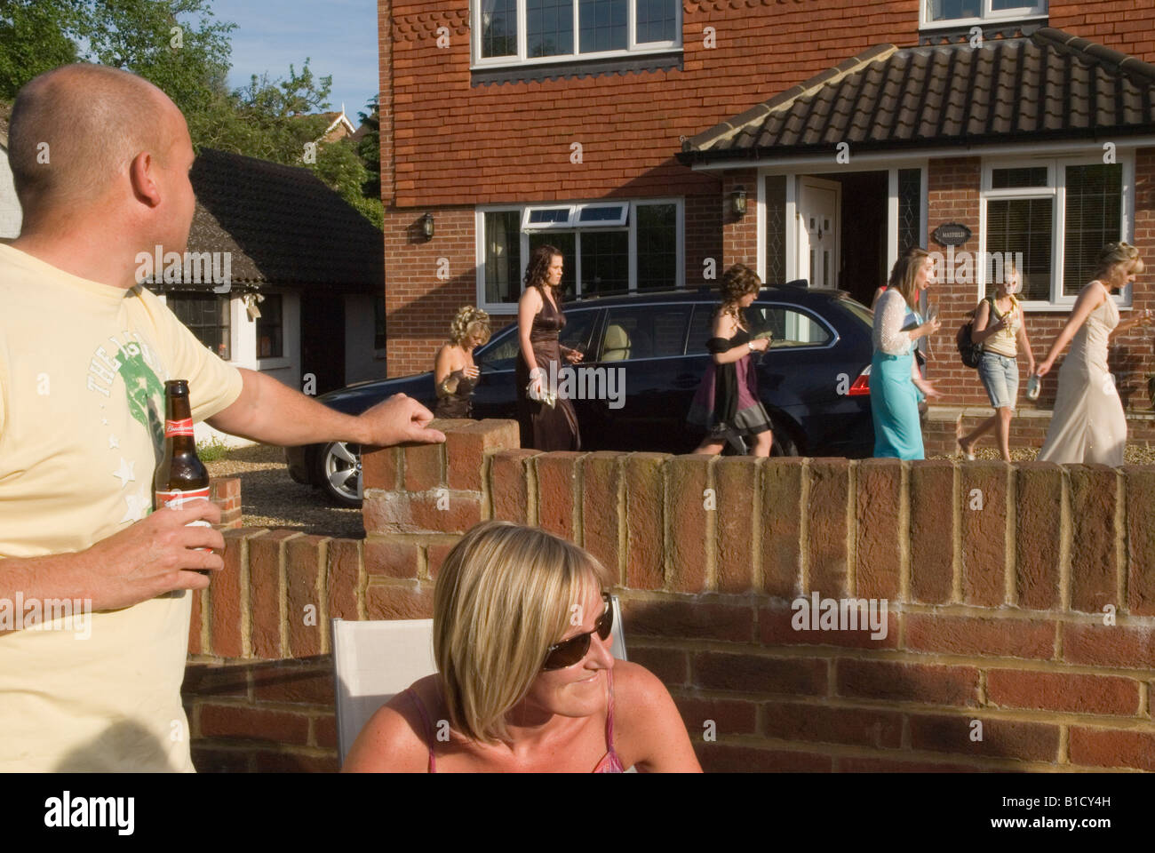 Sechzehn Jahre alte Teenager-Mädchen bei einem Schulabschluss Ende des Jahres Prom Party Surrey England vor der Abreise zum Veranstaltungsort 2008 2000s UK HOMER SYKES Stockfoto