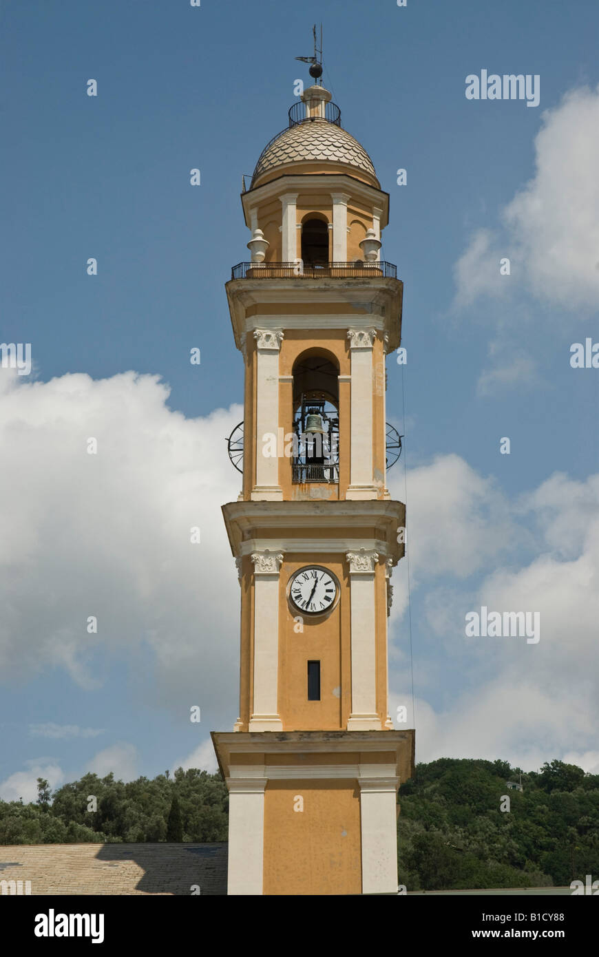 Glockenturm, die Kirche Santa Croce Moneglia Stockfoto