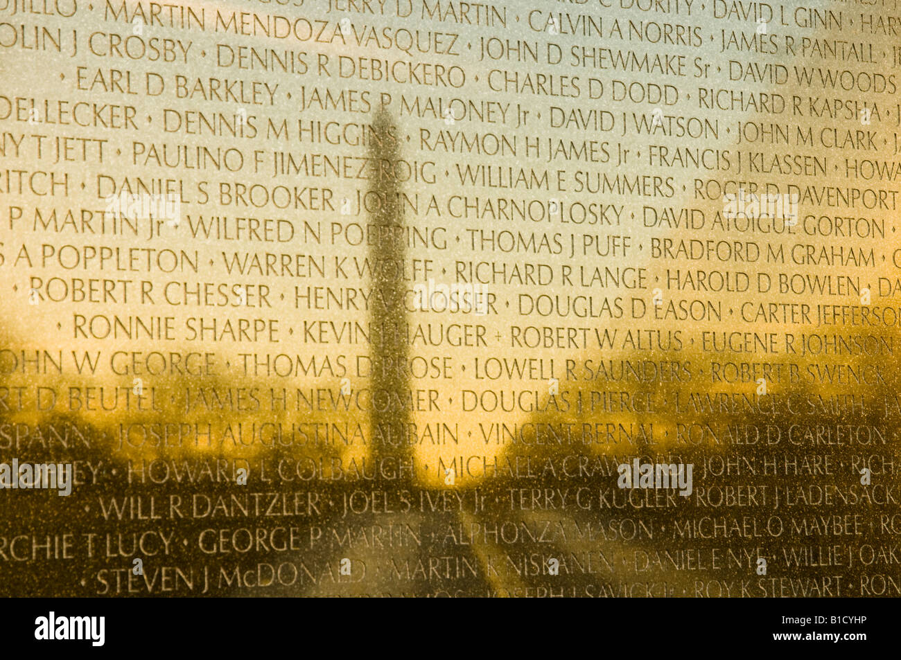 Reflexion des Washington Memorial auf dem Viet Nam-Denkmal in der Morgendämmerung Stockfoto