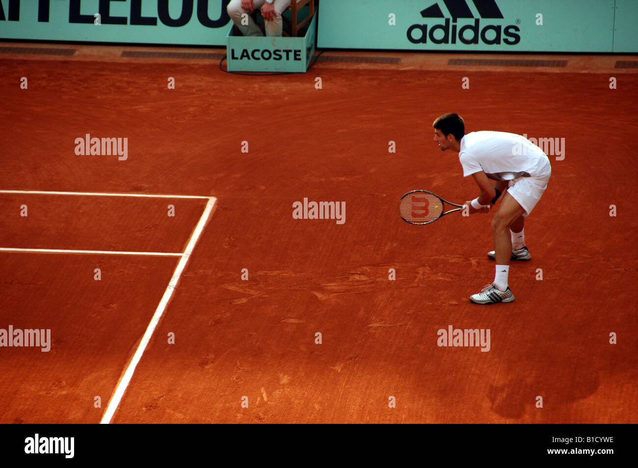 Novak Djokovic warten zurückzugebenden dienen bei Rolland Garros bei den French Open Tennisturnier 2008 Stockfoto