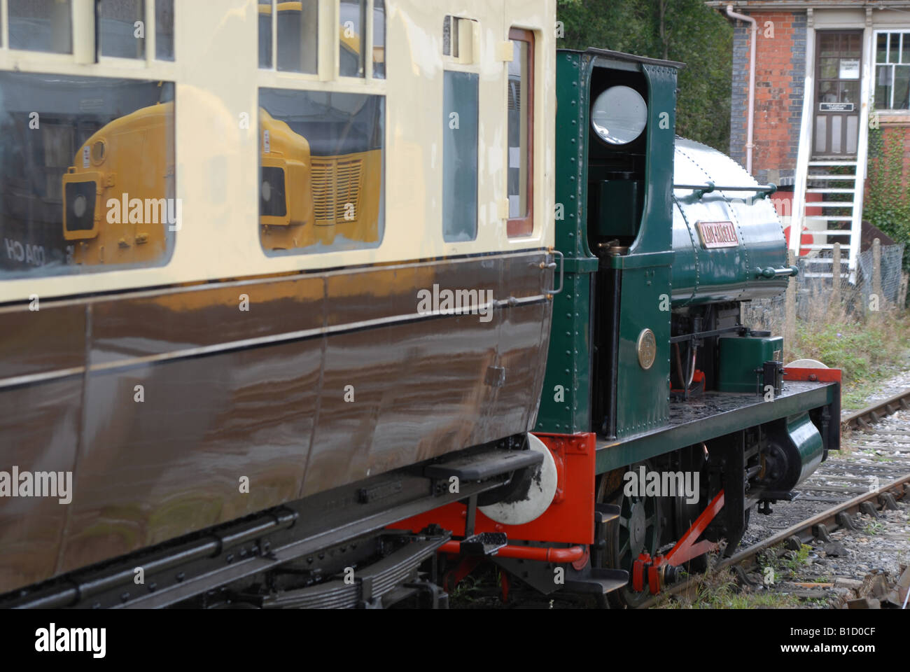 Dampfzug in Bahnhof Stockfoto