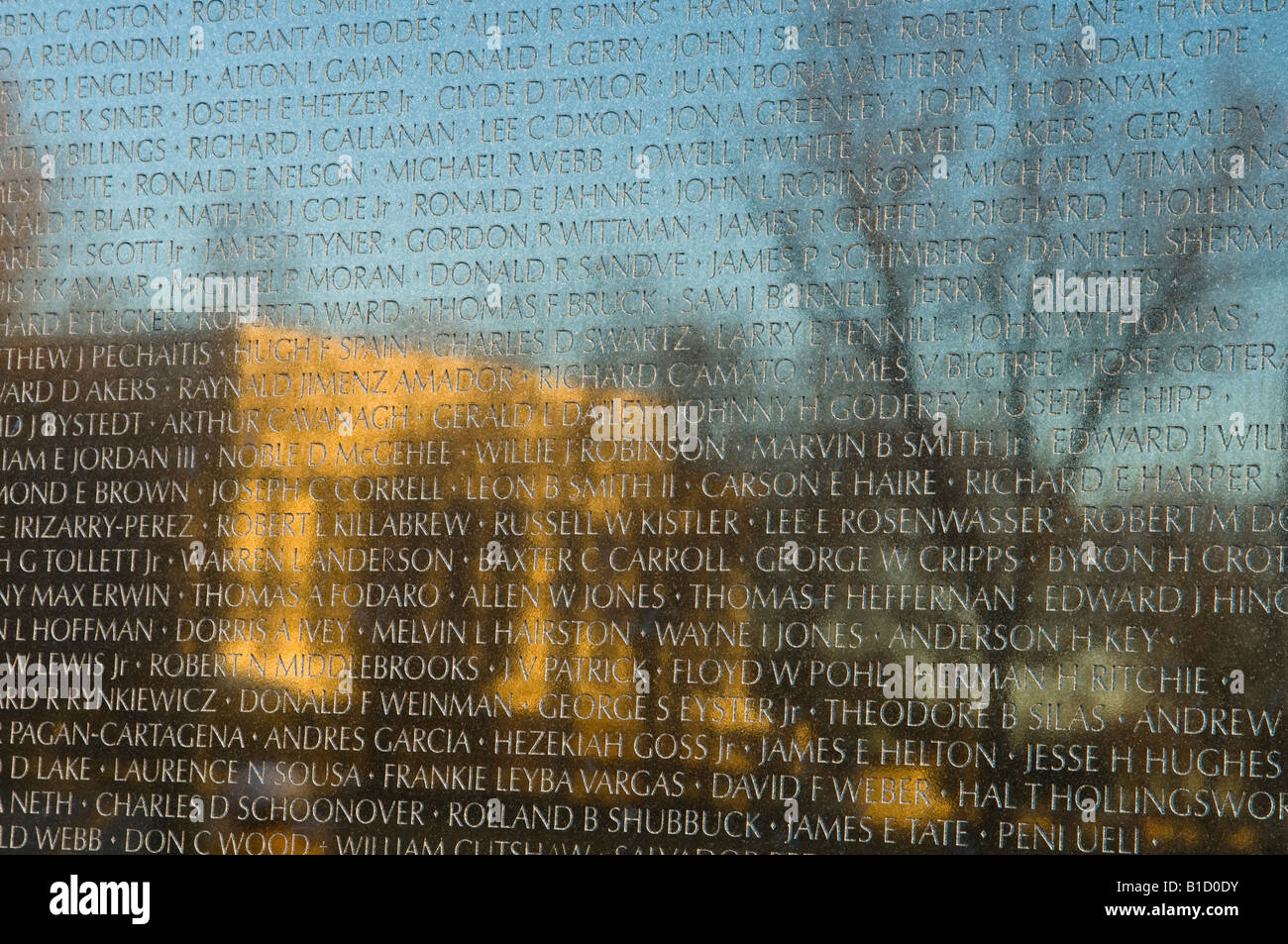 Reflexion des Lincoln Memorial auf dem Viet Nam-Denkmal in der Morgendämmerung Stockfoto