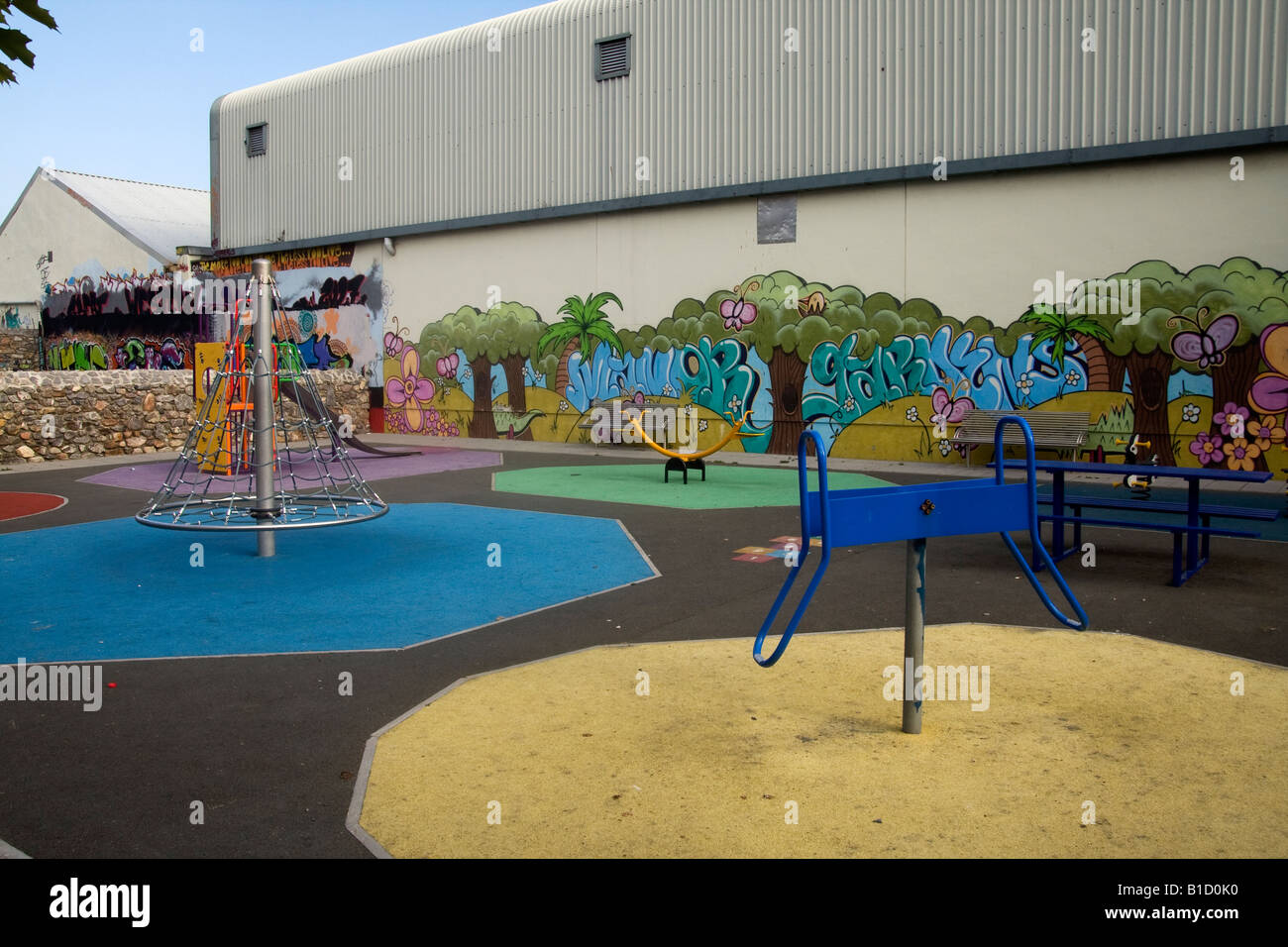 Spielplatz befindet sich neben einer Industrieanlage Stockfoto