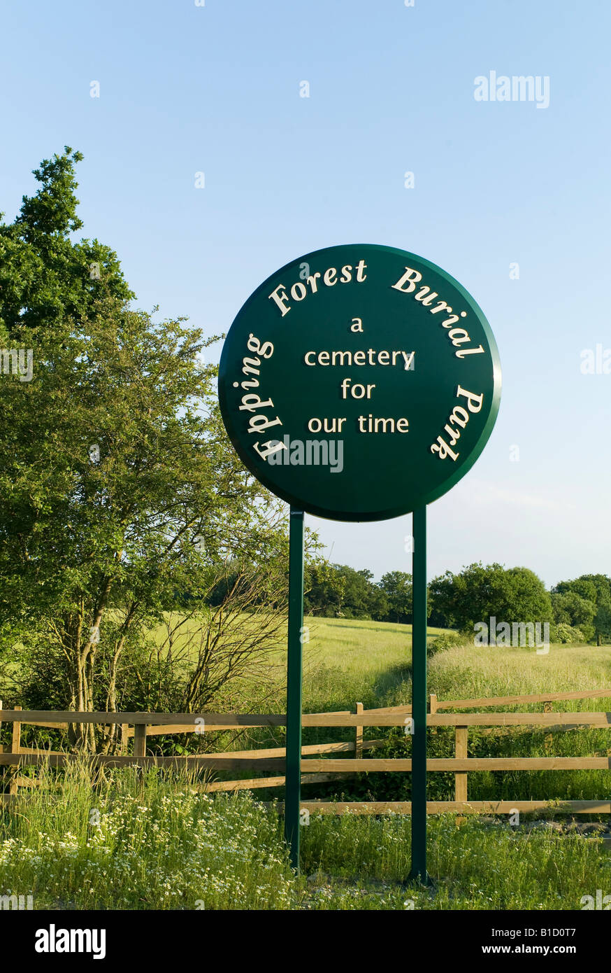 Melden Sie sich am Eingang des Epping Forest Bestattung Park am North Weald, in der Nähe von Epping in Essex, England, UK. Ruhestätte von Jade Goody. Stockfoto