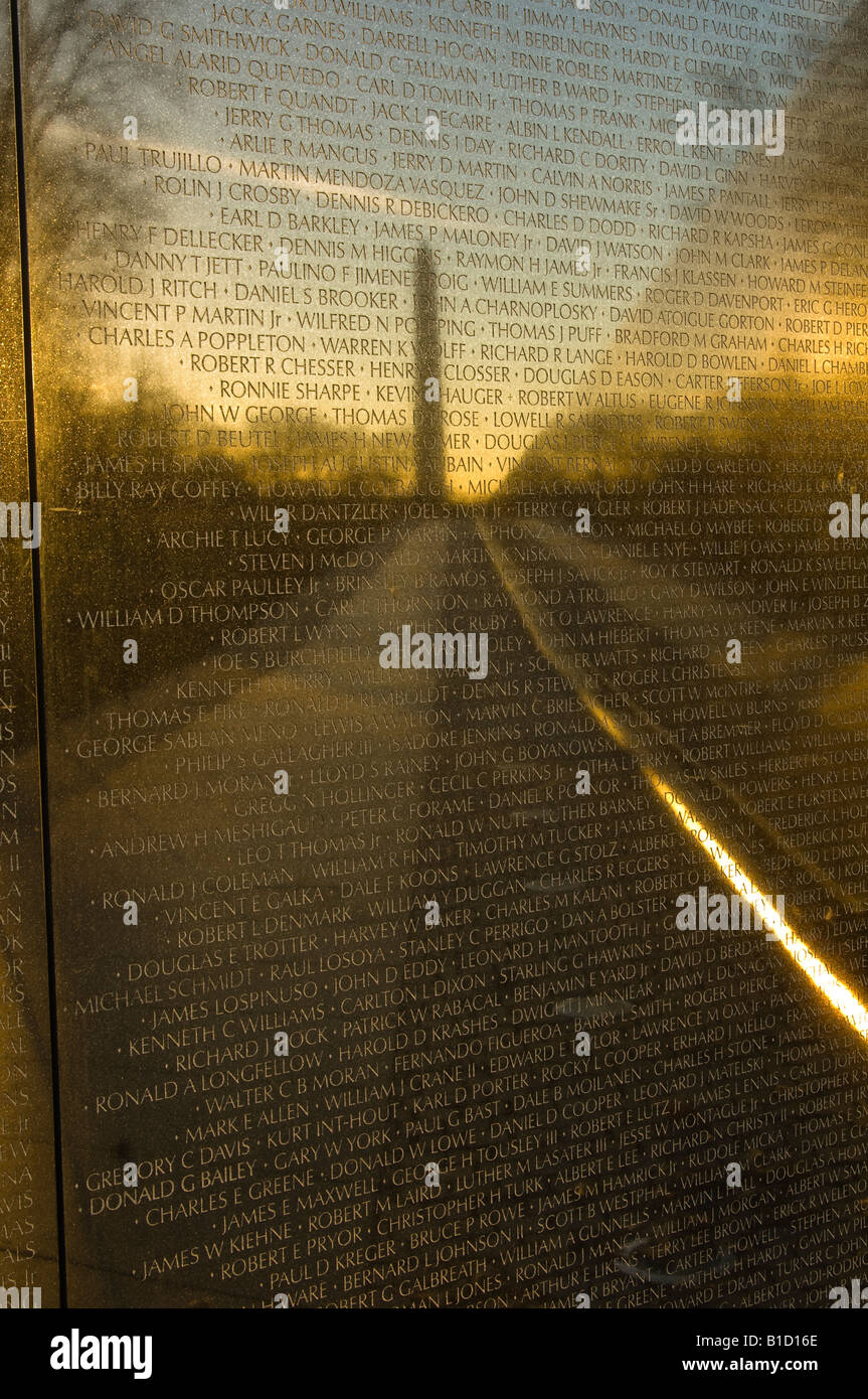 Reflexion auf das Washington Monument auf dem Viet Nam-Denkmal in der Morgendämmerung Stockfoto
