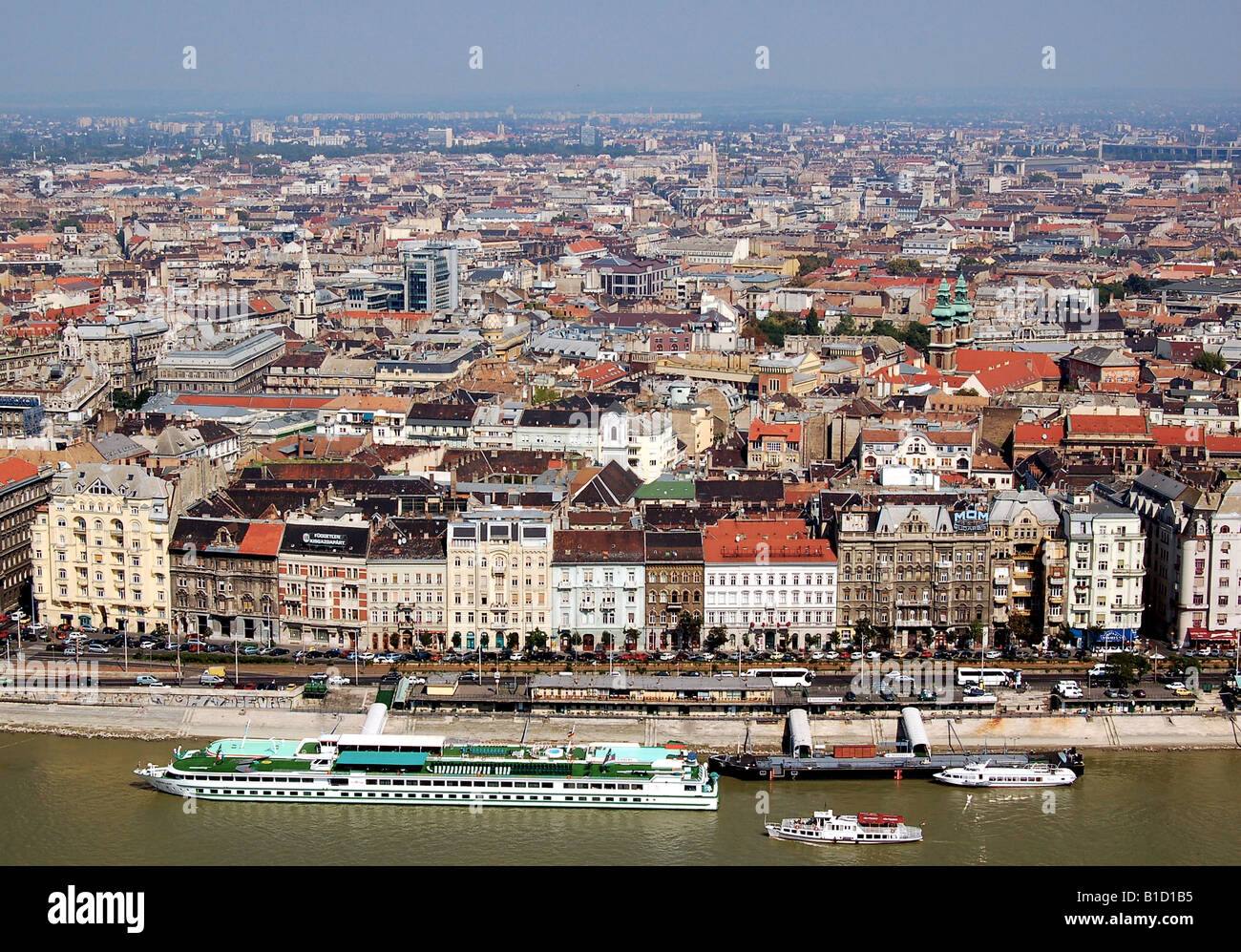 Blick von hoch oben in Richtung Pest in Budapest, über die Donau. Buda und Pest wurden als einzige Stadt auf 11.07.1873 vereinigt. Stockfoto