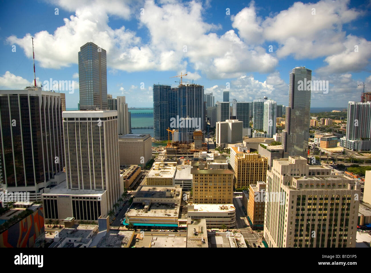 Miami Florida Wolkenkratzer entlang des Meeres mit Kränen, Bau, Radiosender, Nachtleben, alle mit negativen Auswirkungen auf die Umwelt Stockfoto