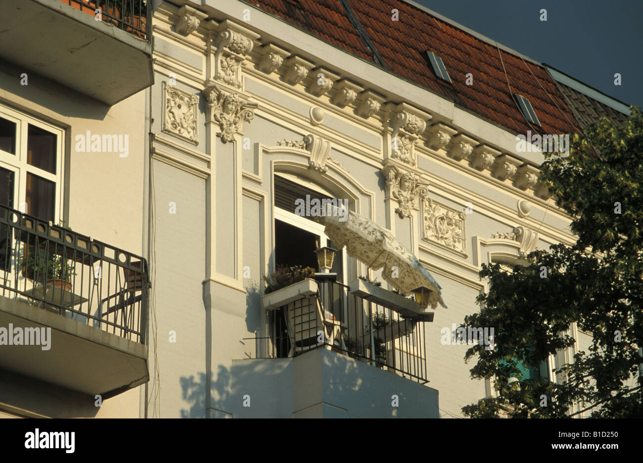 Historisches Appartementhaus im Stadtteil Winterhude in Hamburg, Deutschland Stockfoto