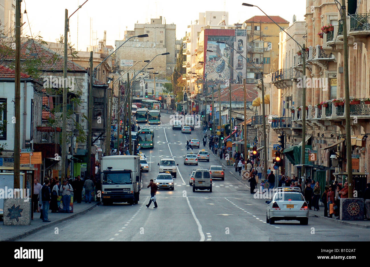 Jaffa Straße, eines der wichtigsten Einkaufs- und Geschäftsstraßen der Innenstadt von westlichen Jerusalem, Israel. Stockfoto