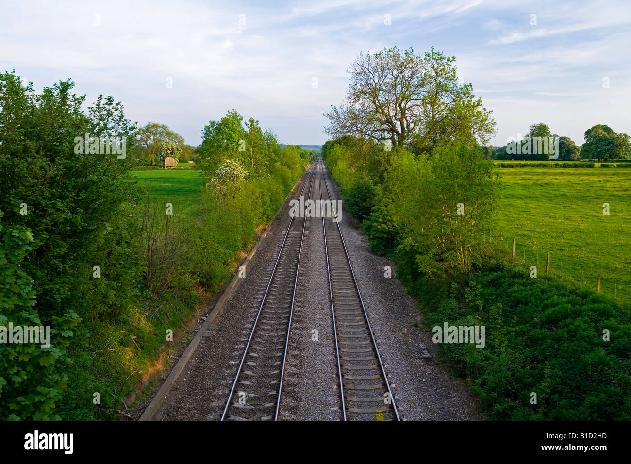 Ländliche Bahnlinie in der Nähe von Ludlow in Shropshire, England mit zwei Gleisen fotografiert an einem Sommerabend Stockfoto
