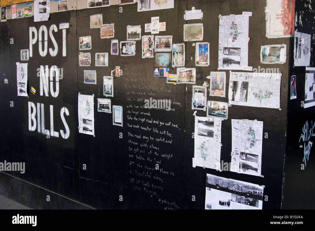Gedenkplakate und -Botschaften auf temporären Wänden im World Trade Center, New York City, Sommer 2006. Stockfoto