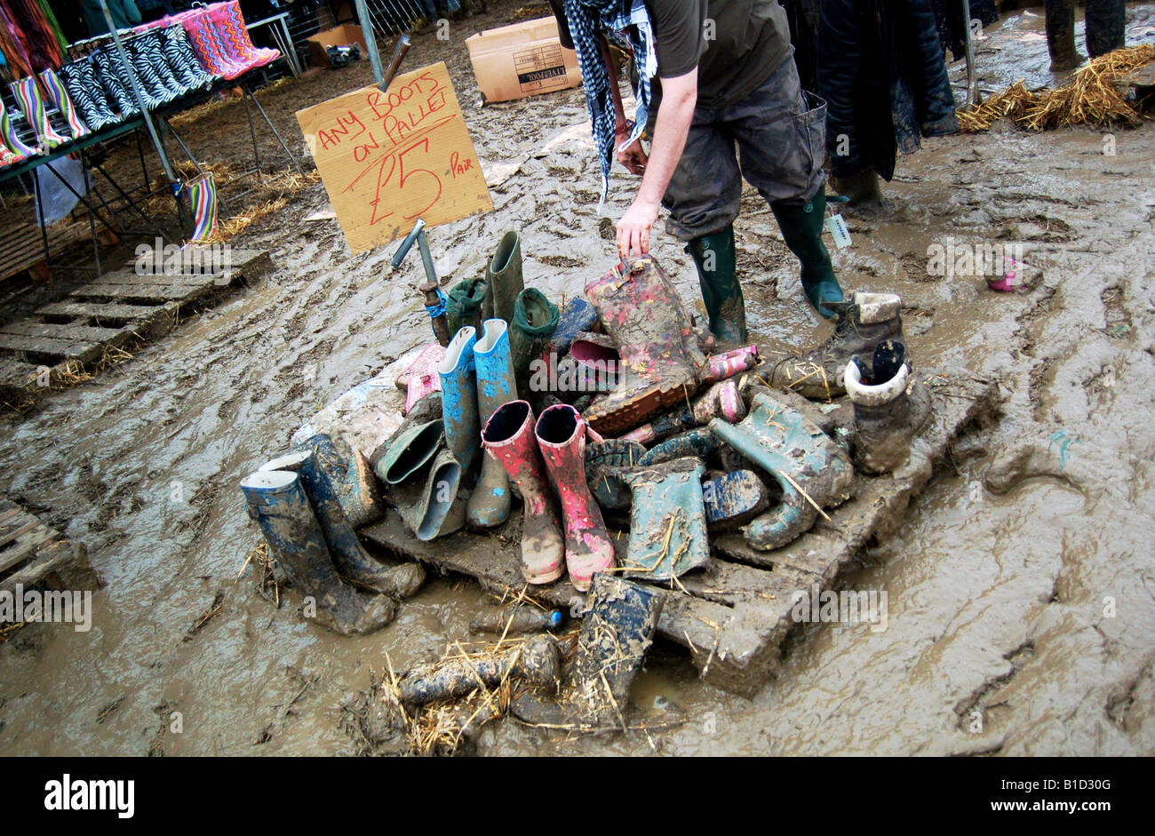 Schlammigen Ersatzteile "Wellies" (Gummistiefel) zum Verkauf an Glastonbury Festival 2007. Stockfoto