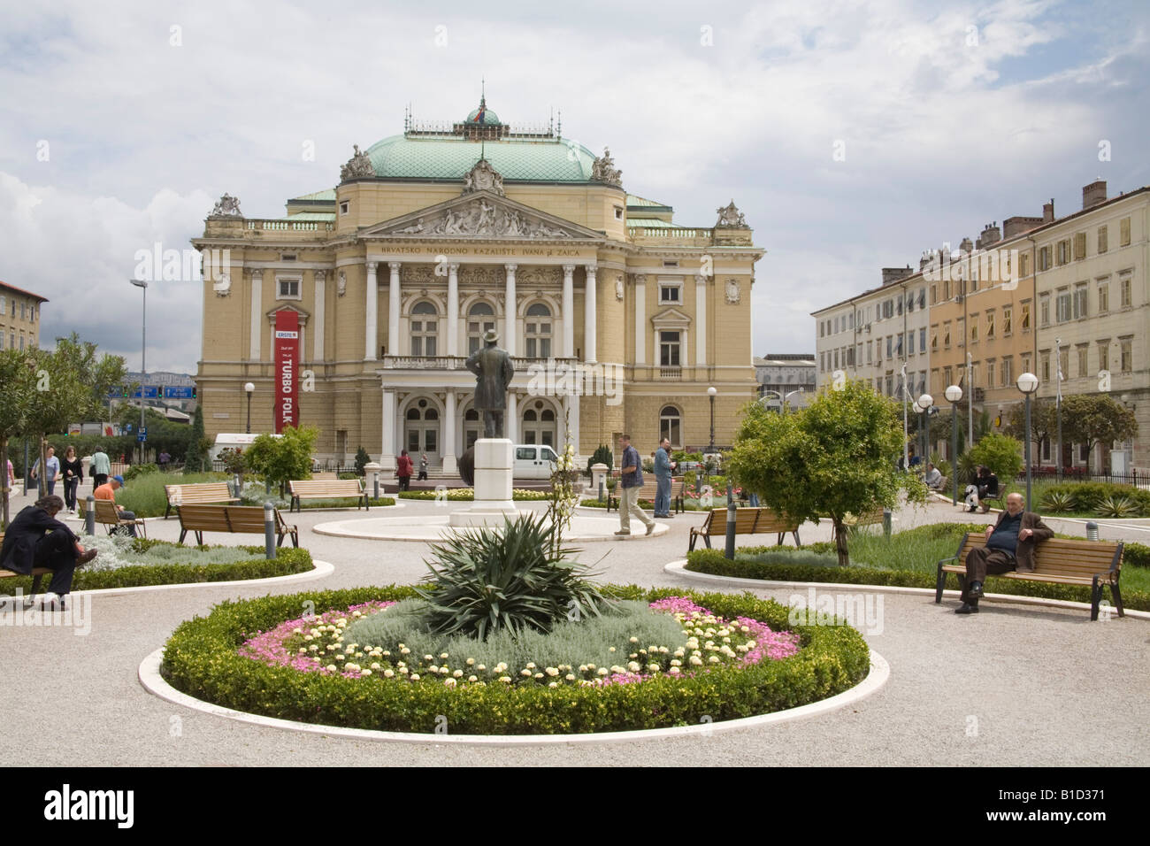 Rijeka Istrien Kroatien Europa kann Leute sitzen in der Stille der Croatian National Theatre Gärten Ivana Pl Zajaca Stockfoto