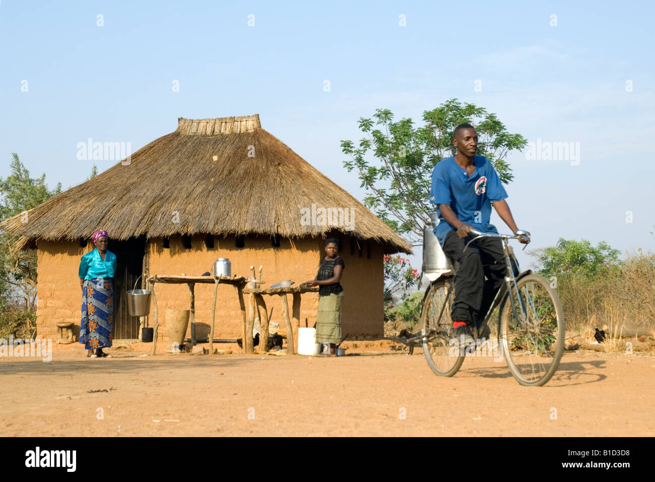 Kleinbäuerliche Milchbauer transportieren eine Milch kann auf seinem Fahrrad, Magoye, Sambia Stockfoto