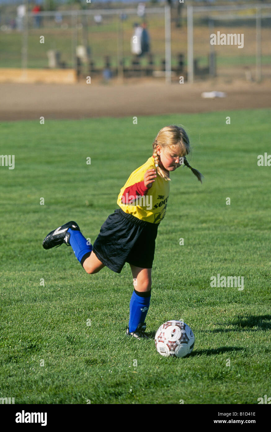 Ein erstes Klasse Mädchen spielt Mädchen s Herbst Fußball mit einem lokalen Parks Erholung-Abteilung in Redmond Oregon Stockfoto