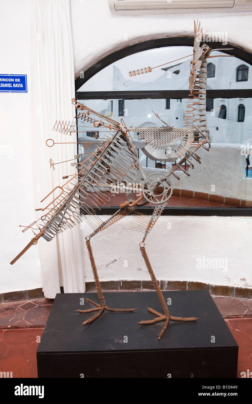Vogel-Skulptur ausgefertigt von Schrott vom uruguayischen Künstler Carlos Paez Vilaro Casapueblo Museum, Punta del Este, Uruguay Stockfoto