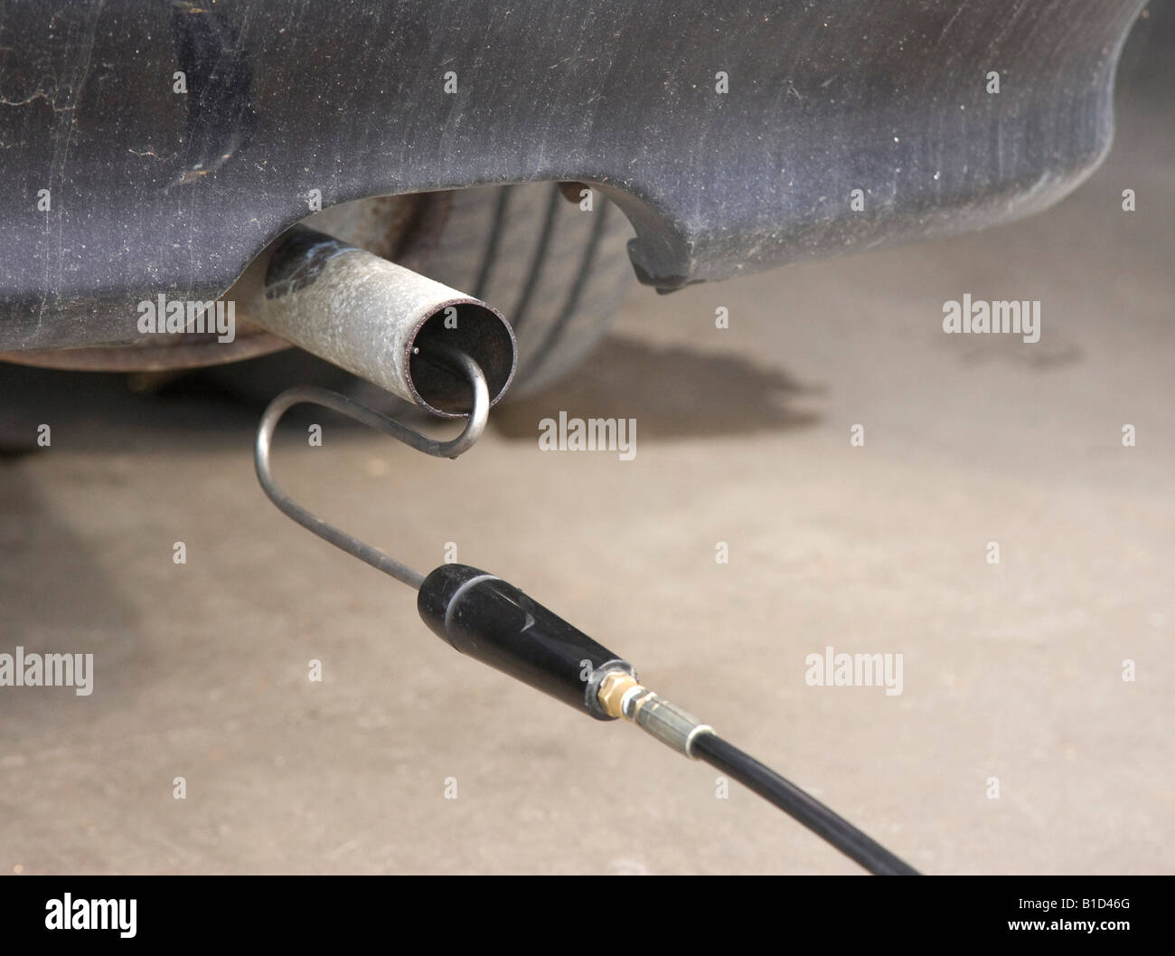 Abgas Emissionen Test Ausrüstung wird verwendet, während eine TÜV-Prüfung für ein Auto Stockfoto