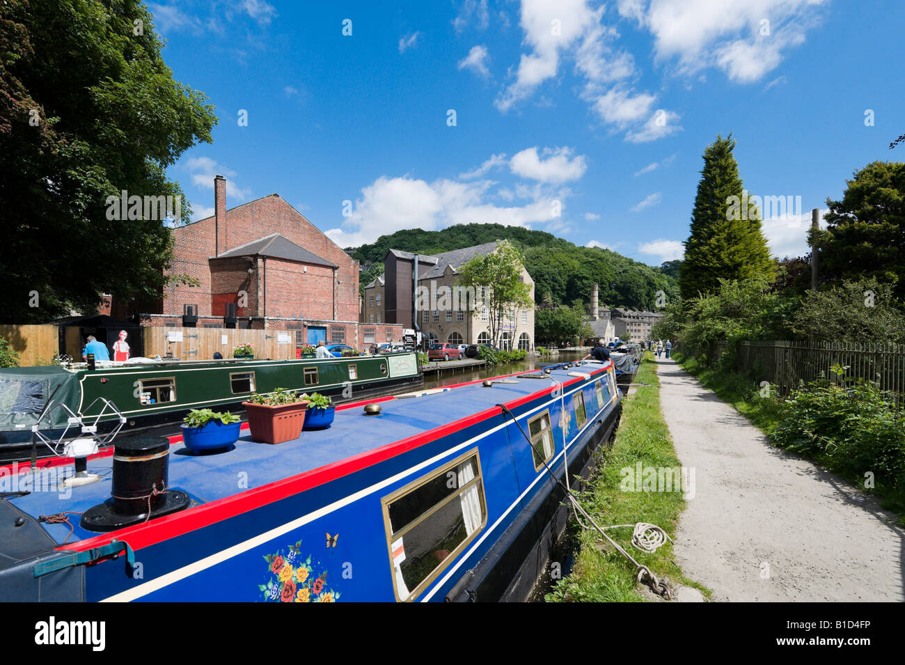 Bunt bemalten Narrowboats auf den Rochdale Kanal, Hebden Bridge, Calder-Tal, West Yorkshire, England Vereinigtes Königreich Stockfoto
