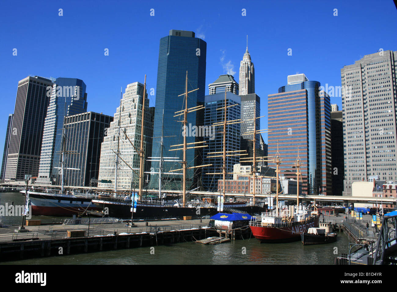 Ein Blick auf die Skyline von Downtown und South Street Seaport, New York City. Stockfoto