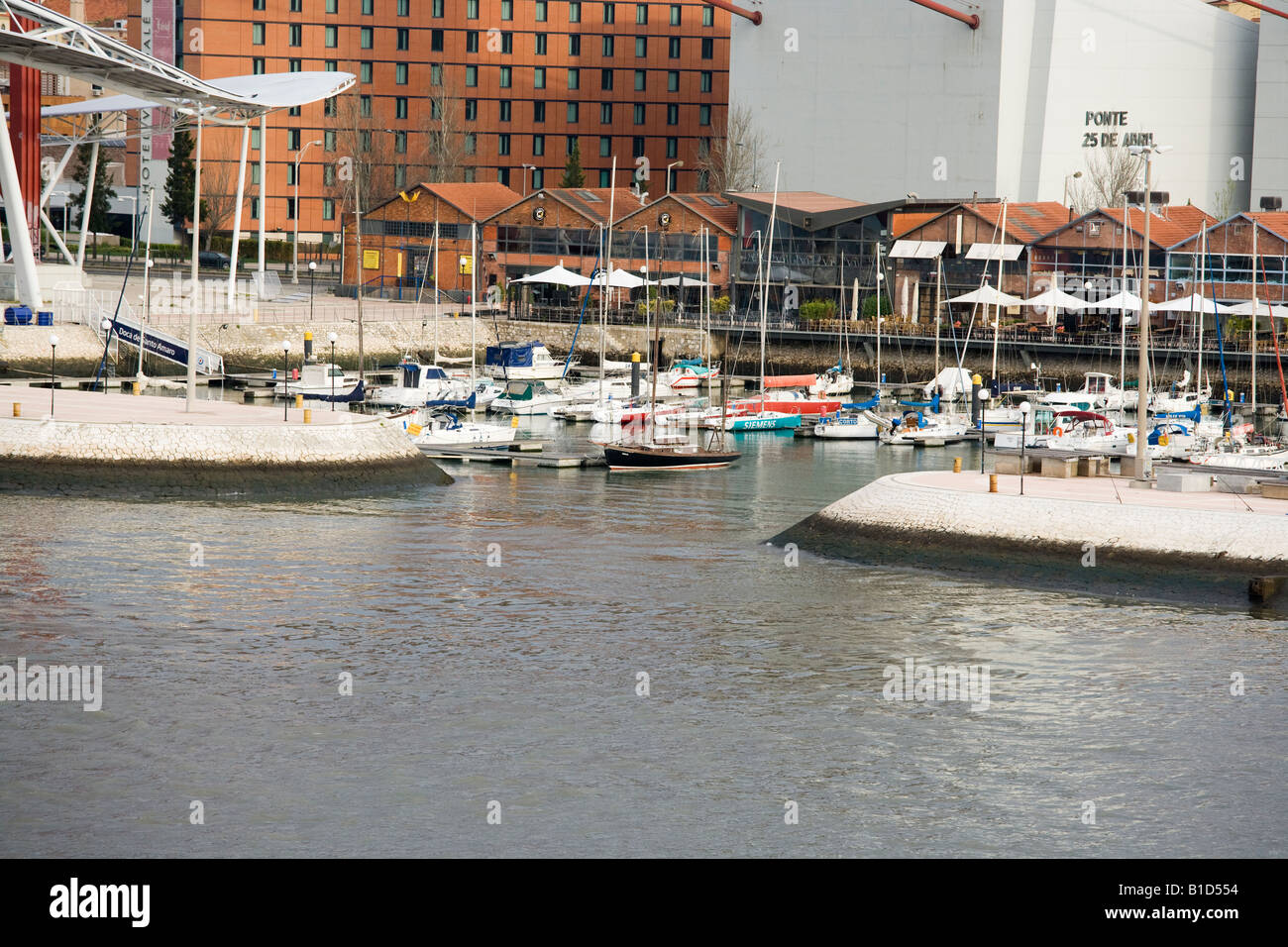 25 de Abril Brücke und Doca de Santo Amaro Yachthafen und Restaurants Lissabon Portugal Stockfoto