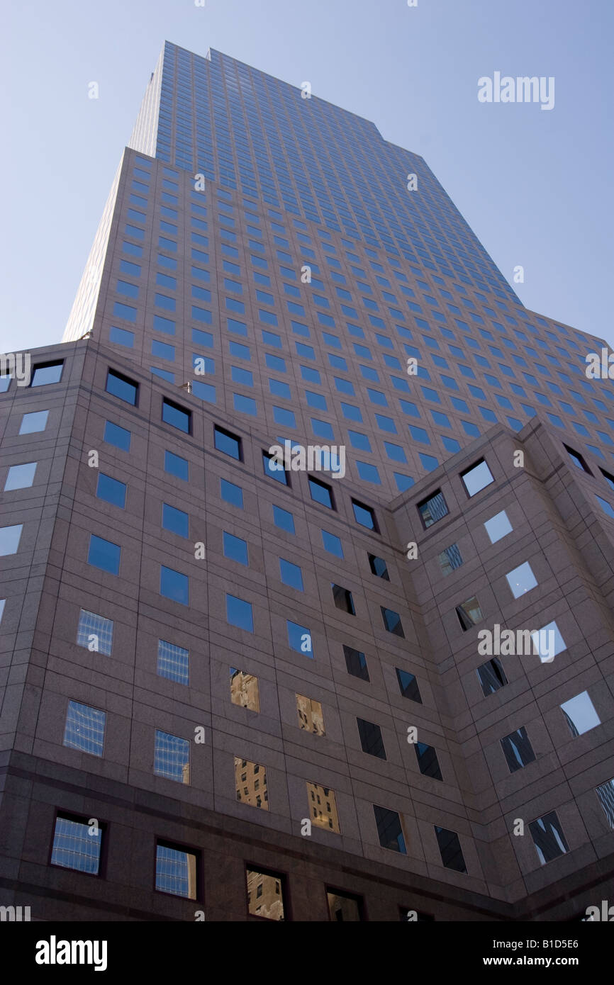 World Trade Center Tower 4 in New York City, ein eleganter, moderner Wolkenkratzer aus Glas und Stahl, der die Skyline der Innenstadt widerspiegelt. Stockfoto