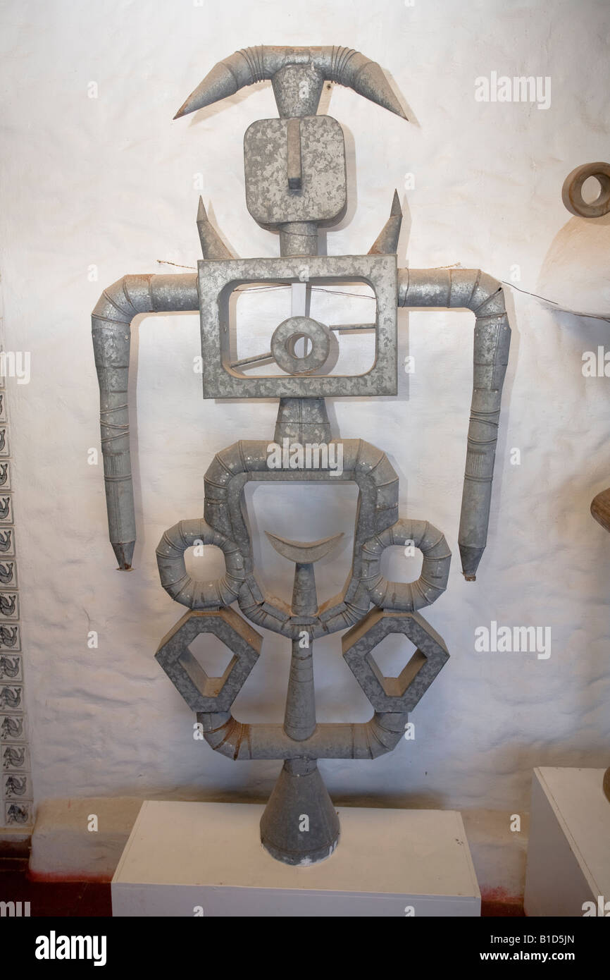 Skulptur aus Schrott von uruguayischen Künstler Carlos Paez Vilaro in Casapueblo Werkstatt und Museum Punta del Este-Uruguay Stockfoto