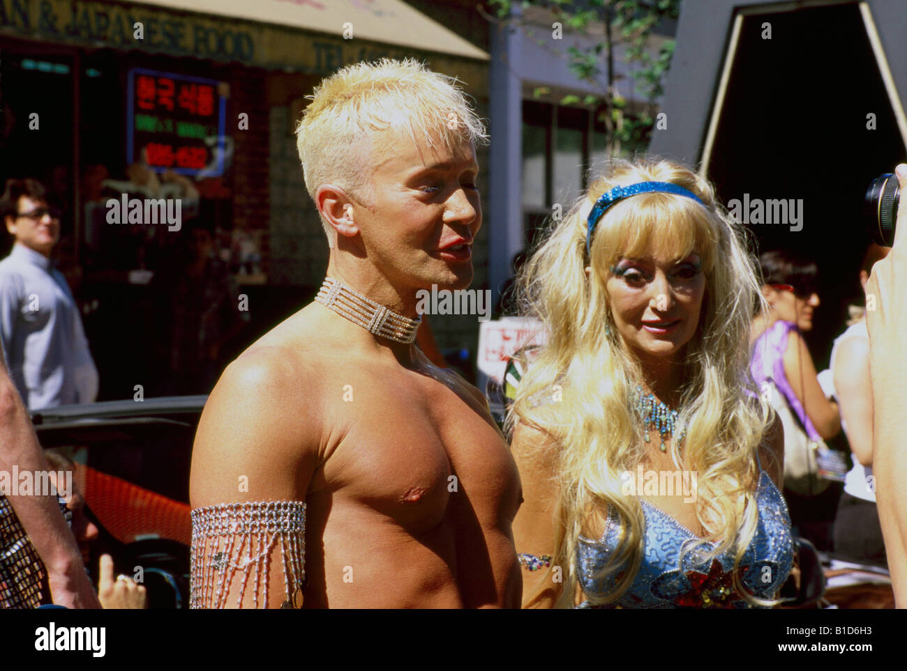 Gay Pride Parade, West End, Vancouver, BC, Britisch-Kolumbien, Kanada - Schwule und Lesben marschieren auf Downtown Stadtstraße Stockfoto