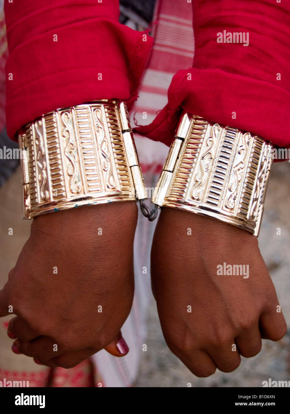 die gold Armbänder am Handgelenk einer Tänzerin auf dem Rongali Bihu Assamesisch New Year Festival in Indien Stockfoto