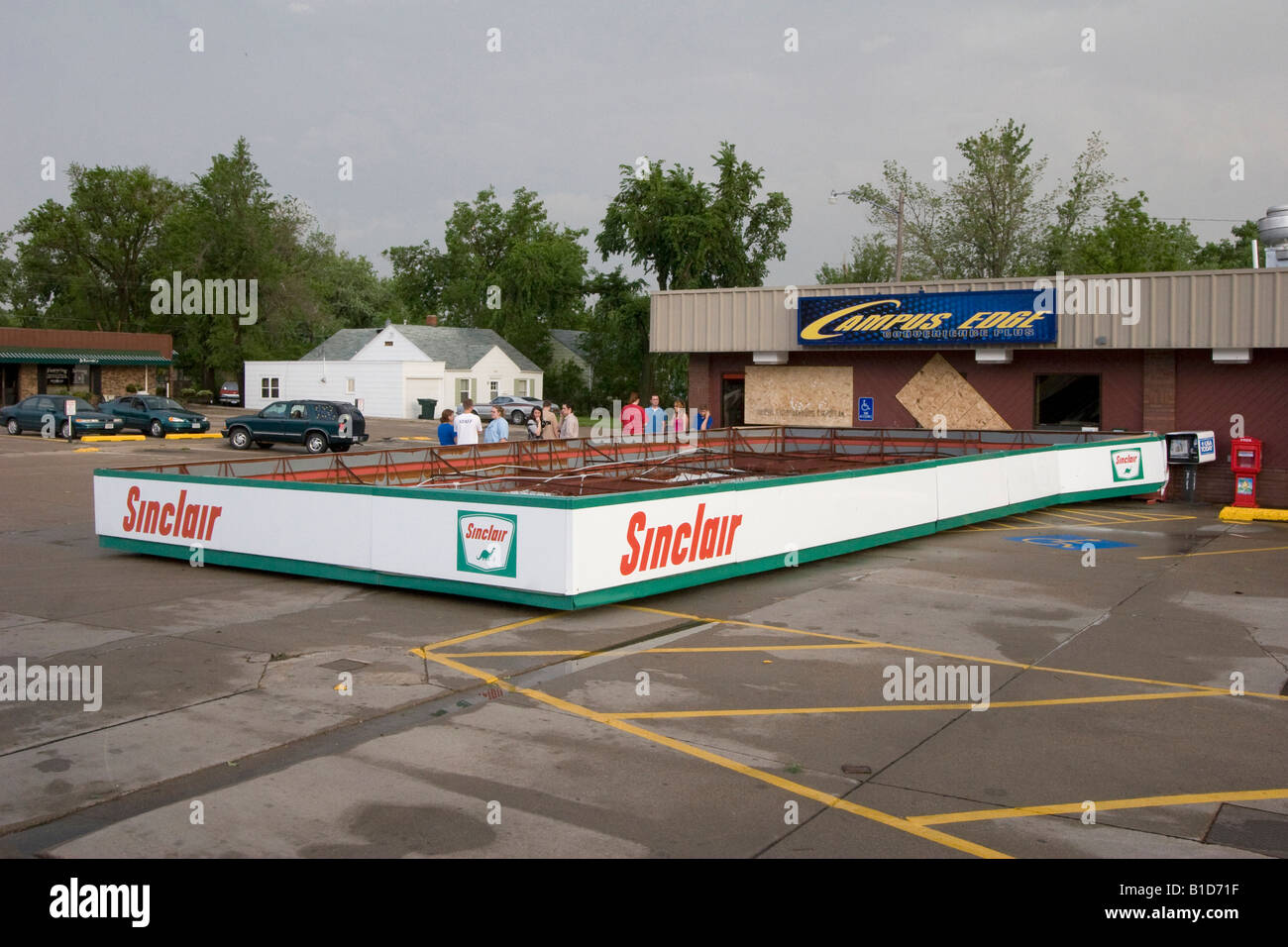 Das Dach ein Sinclair Tankstelle Aross von der University of Nebraska at Kearney off Highway 30 in Kearney, Nebraska abgeblasen Stockfoto