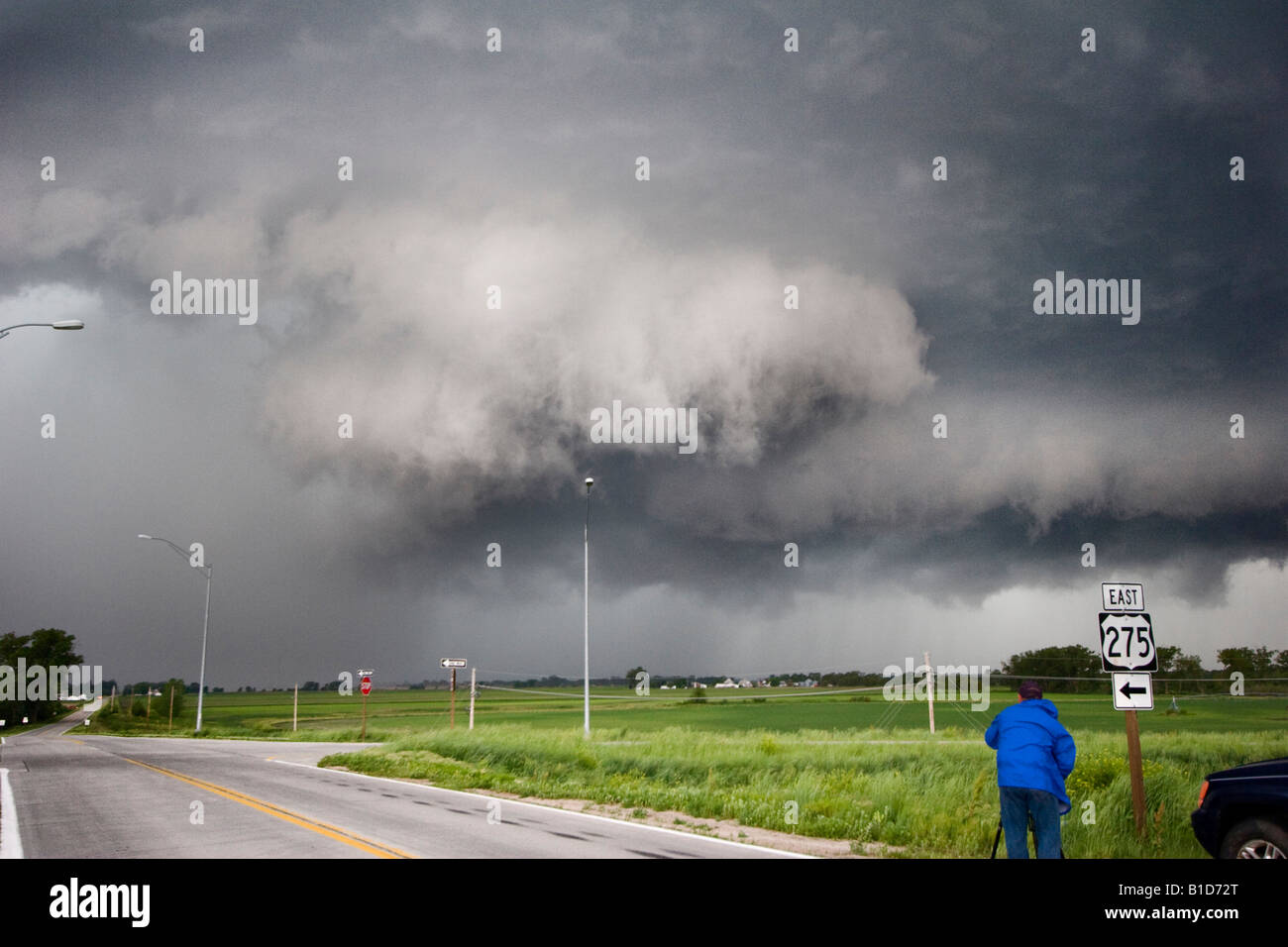 Eine Wand Wolke bildet auf einer Gewitterfront in der Nähe von Valley Nebraska 11. Juni 2008 als ein Storm Chaser Filme in das forground Stockfoto