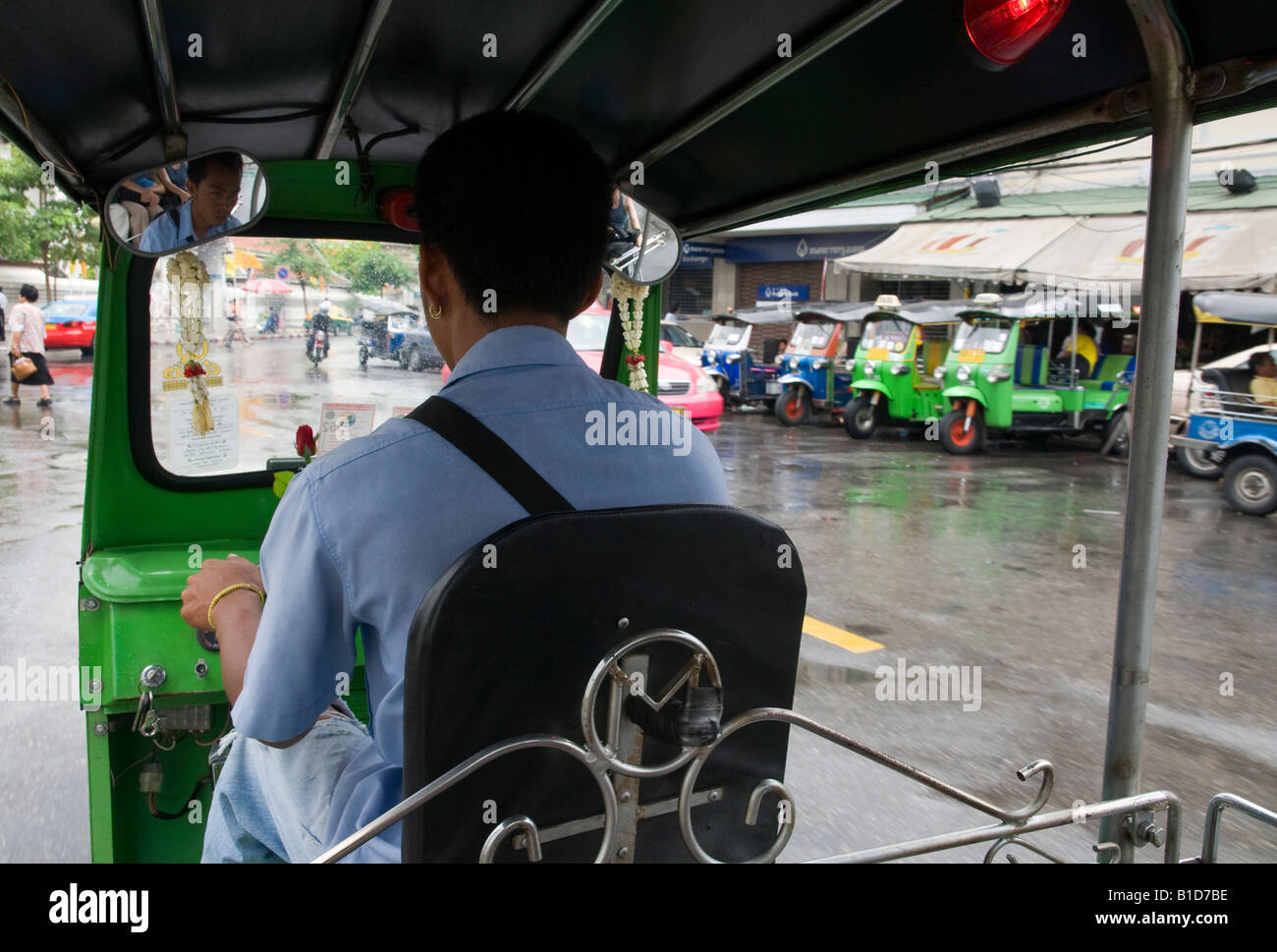 Thailand Bangkok Verkehr Tuk Tuk Fahrt auf nasser Straße Ansicht von innen Stockfoto
