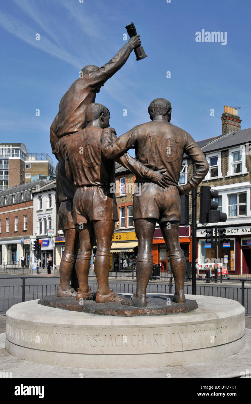 Welt Cup Skulptur featuring Bobby Moore mit WM-Pokal und einige von seinen Teamkollegen Stockfoto
