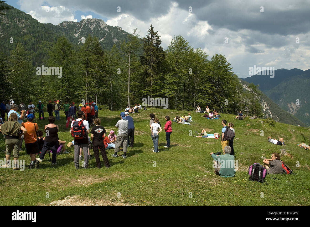 einige Leute in einem alpinen Festival treffen Stockfoto