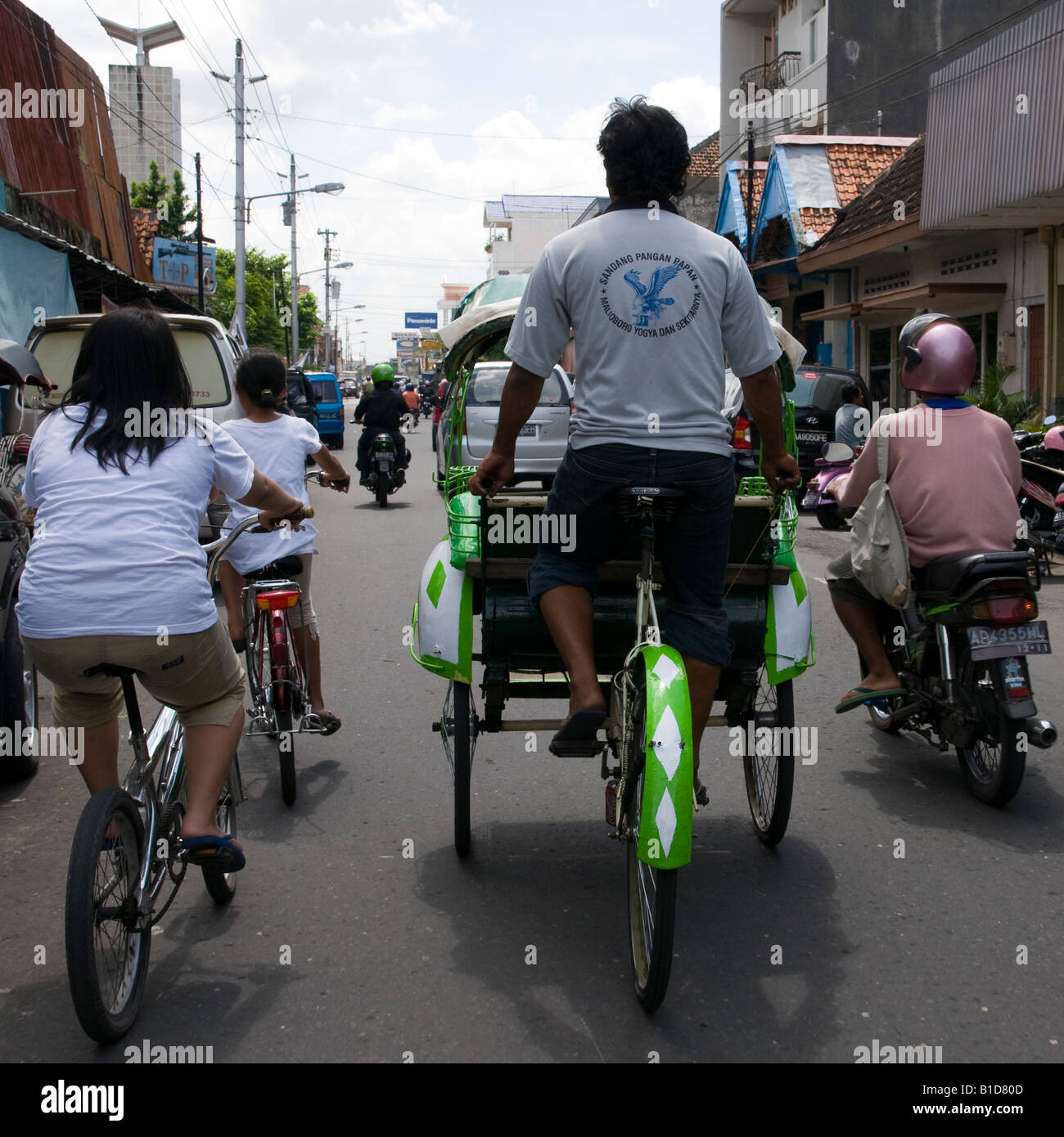 Indonesien Java Insel Yogyakarta Straße Verkehr Leute auf dem Fahrradrikscha und Motorrad fahren Stockfoto