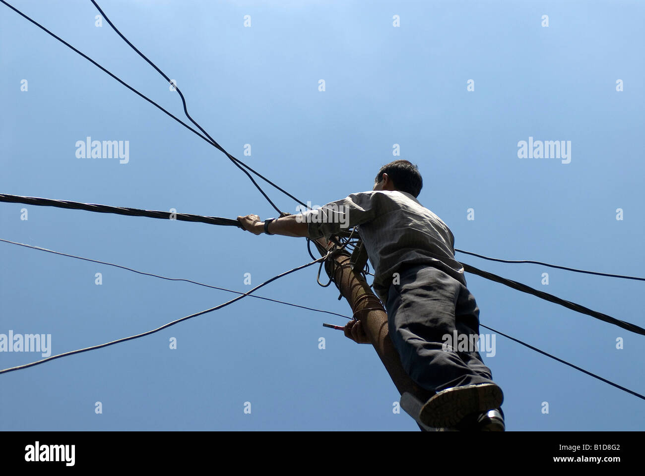 Mann auf einem Strommast in Kathmandu, Napal Stockfoto